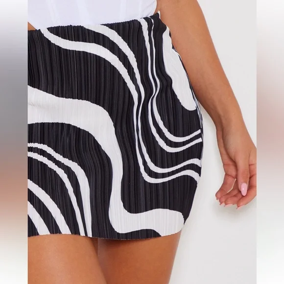 PRETTYLITTLETHING Plisse Mini Skirt - Picture 3 of 3